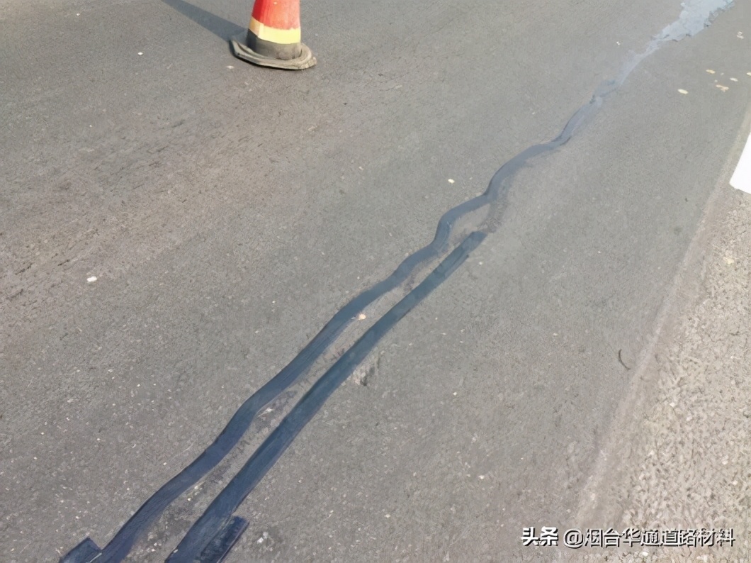 水泥路面裂缝快速修补砂浆,砼路面裂缝怎么修复
