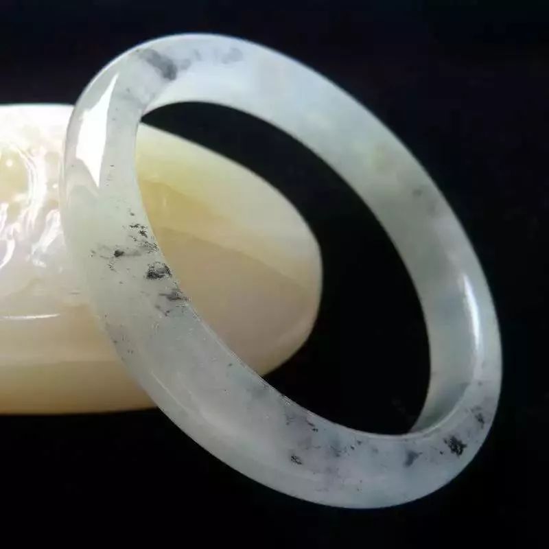 岫玉180料手镯和翡翠哪个好,好品质的岫玉和差品质翡翠哪个好