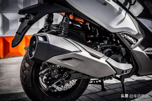 趴不动重机，换一台踏板如何？能压弯的XcitingS400，颜值还很高