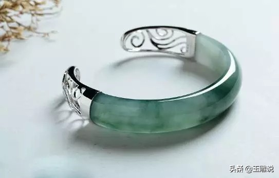 玉镯碎了怎么用黄金补救,玉雕师修复手镯