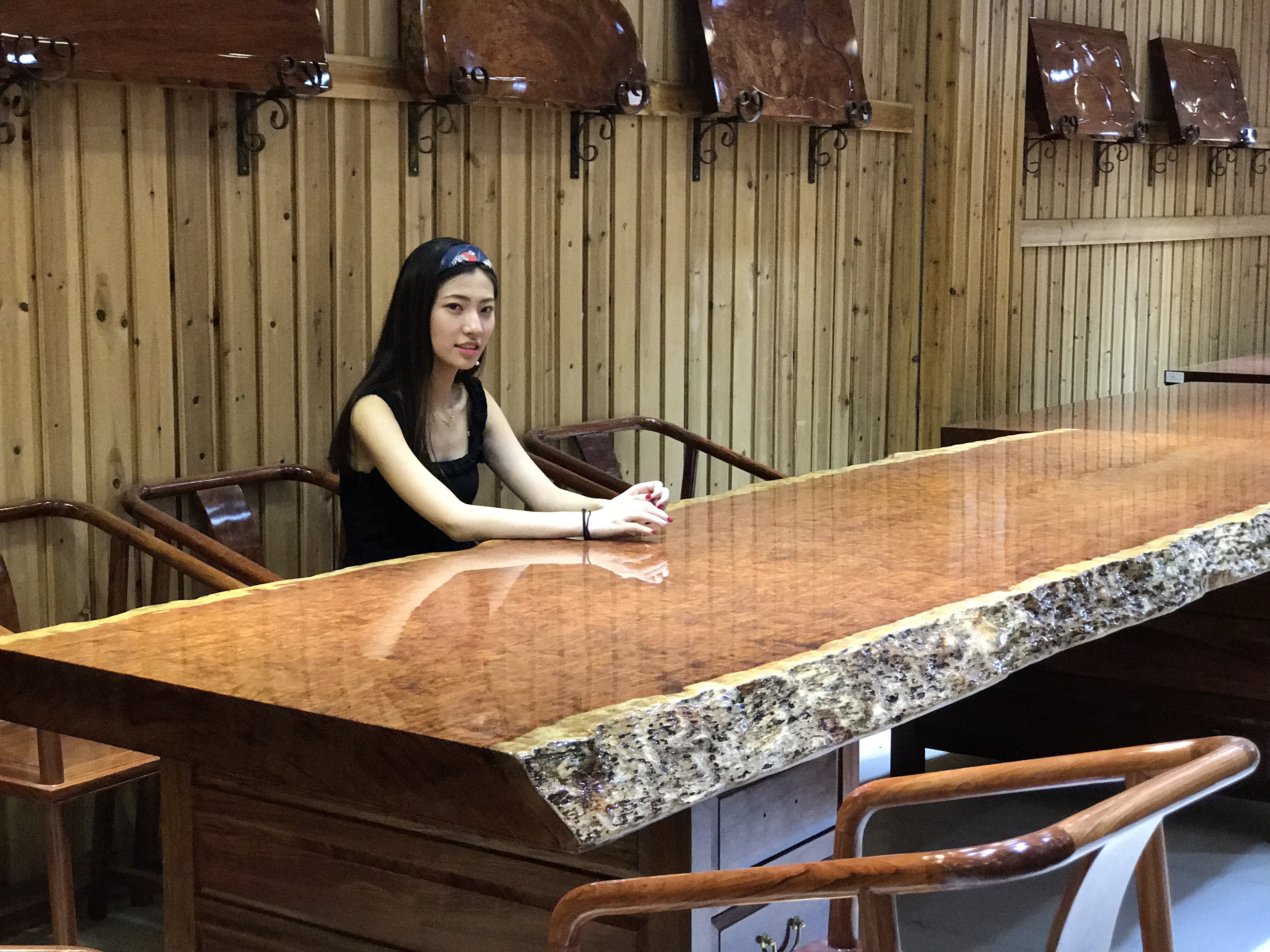 成都土豪50岁娶媳妇，聘礼给70吨，整整5卡车，漂洋过海太浩大