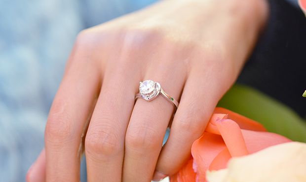 哪个品牌的白金戒指性价比高,定制白金戒指