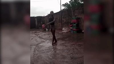 残疾女孩嘴叼木棍,敲出10多部小说:梦想,从不辜负努力的人