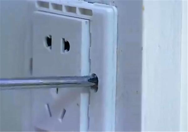 插座松动充电接触不良怎么修,墙上插座插头松动需要整套换掉吗