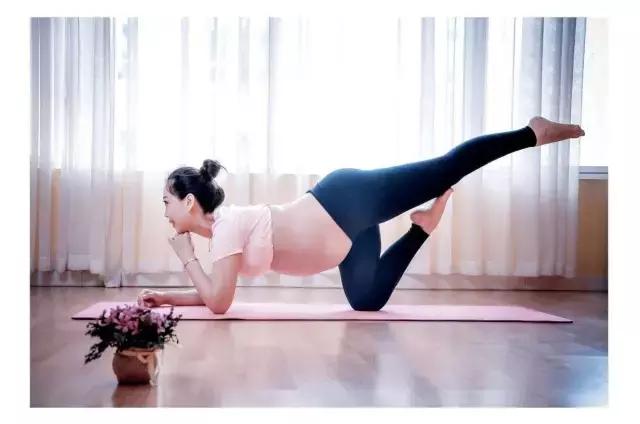 宝妈孕期指导,老师教孕妇锻炼身体的视频