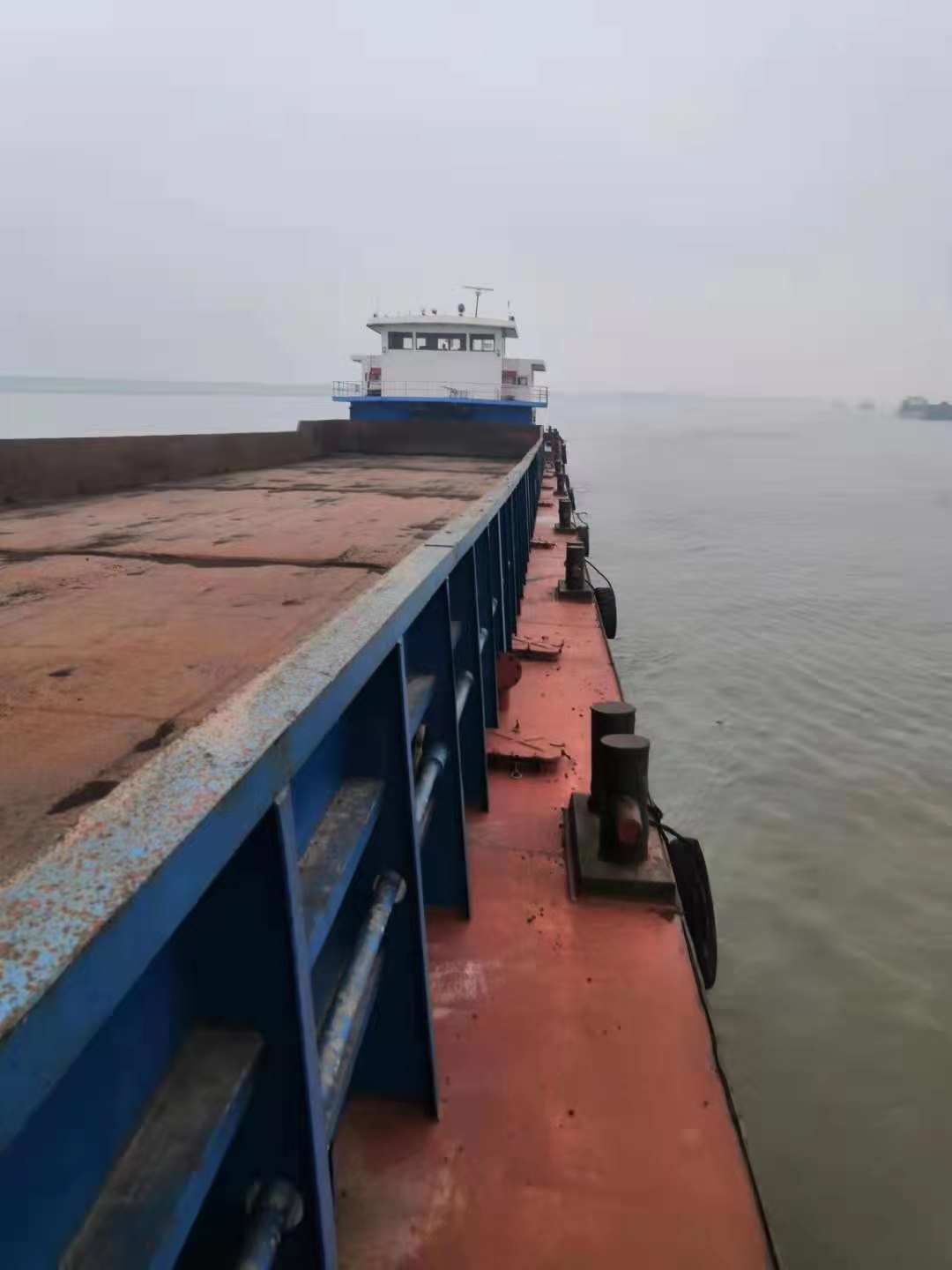 驾艇湘江夜钓发现浮尸和大船惊魂跳江，溺亡者和驾驶者被判同等主责，货轮船长及挂靠公司被判赔27万余元