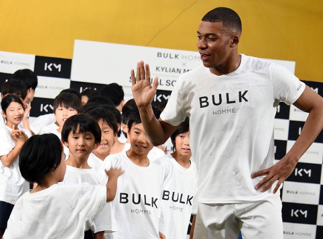 姆巴佩与小球迷见面,姆巴佩沉浸式观赛