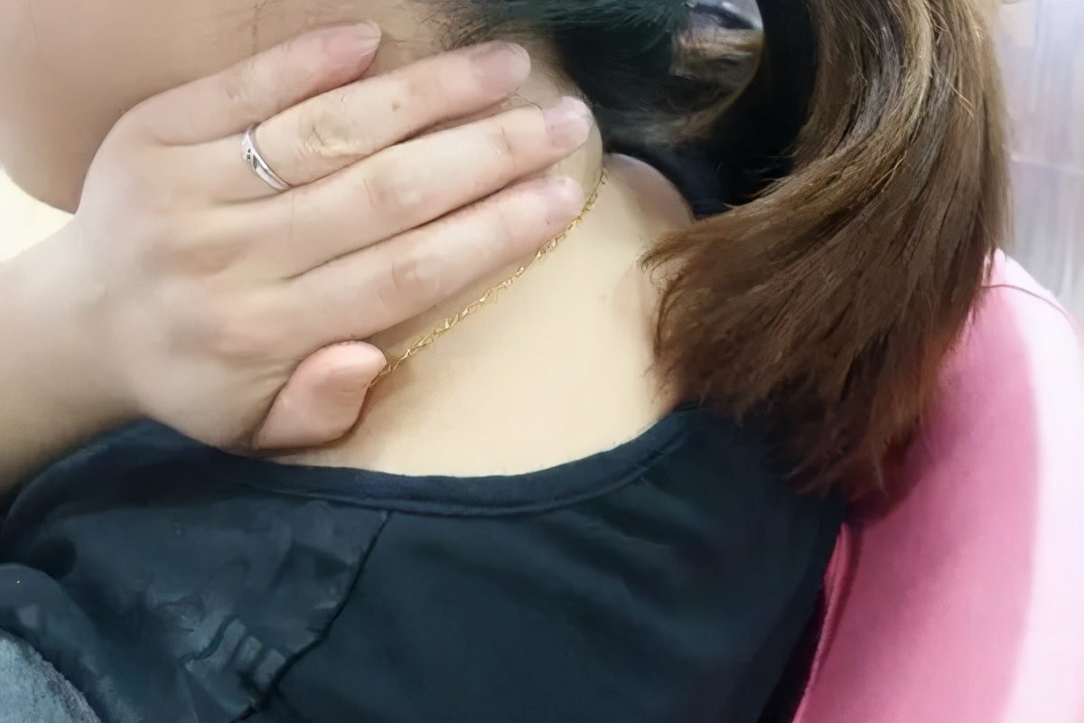 脖子上长了一个超级小的肉疙瘩,脖子里面长了一个疙瘩肉眼可见