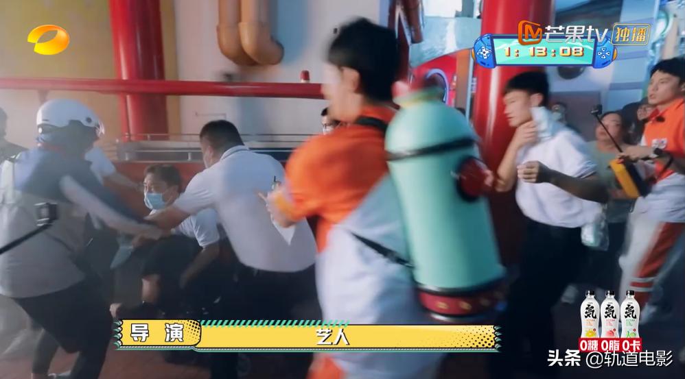 杨洋vr踢球,元气满满的哥哥杨洋踢球