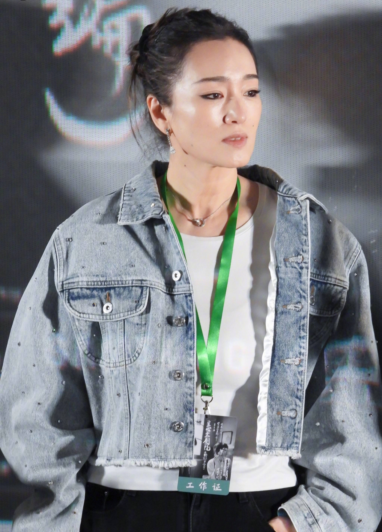 巩俐白衬衫配黑长裙,巩俐白衬衫配黑裙真是美炸了