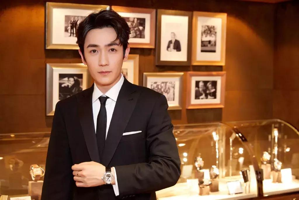 如何在不经意间露出手表,如何在冬天露出自己的手表