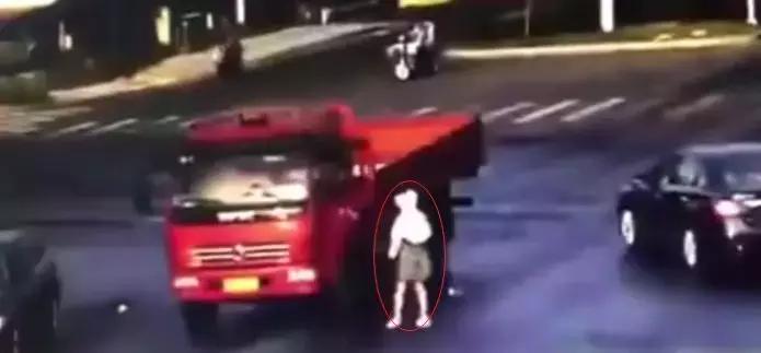 女孩子被小车卷入车底,女子带孩子下车被卷入车底