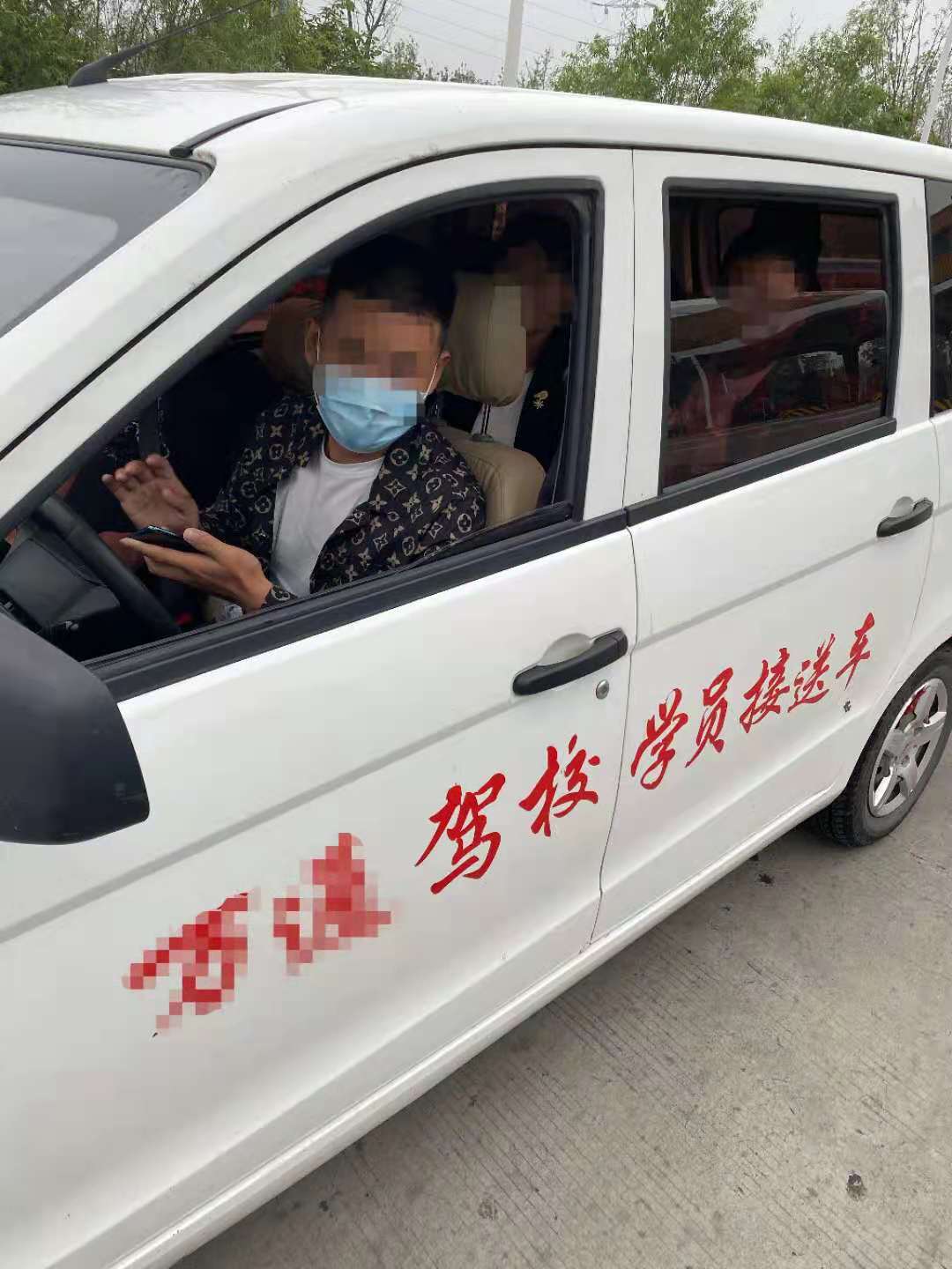 这个驾校太离谱送考试用车竟超员,交警严查驾校车超员违法行为