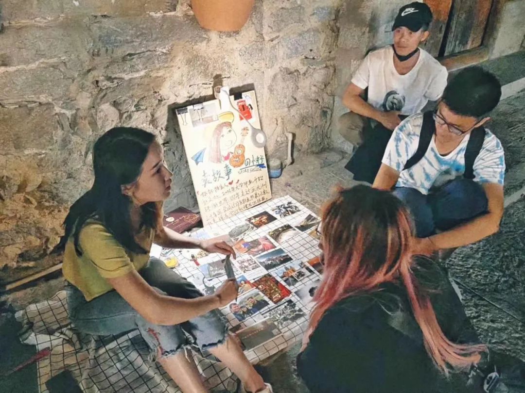 她花4年旅行全球，然后在古城街头摆摊卖故事