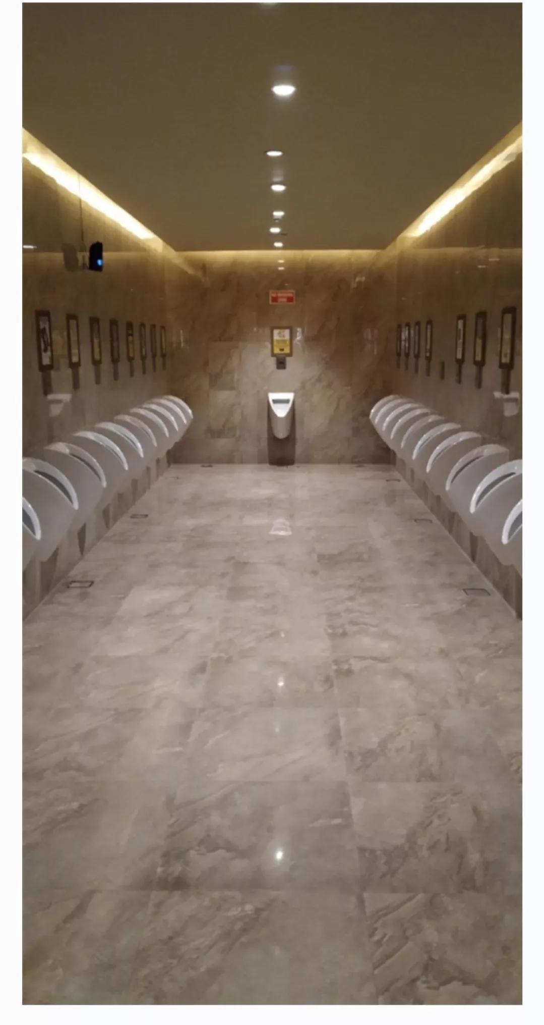 你打扫卫生时看到女客人正在洗澡，她也看到了你，这时你会干什么