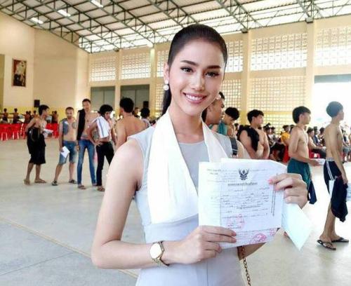 泰国抽签征兵现场美女,泰国征兵现场女生