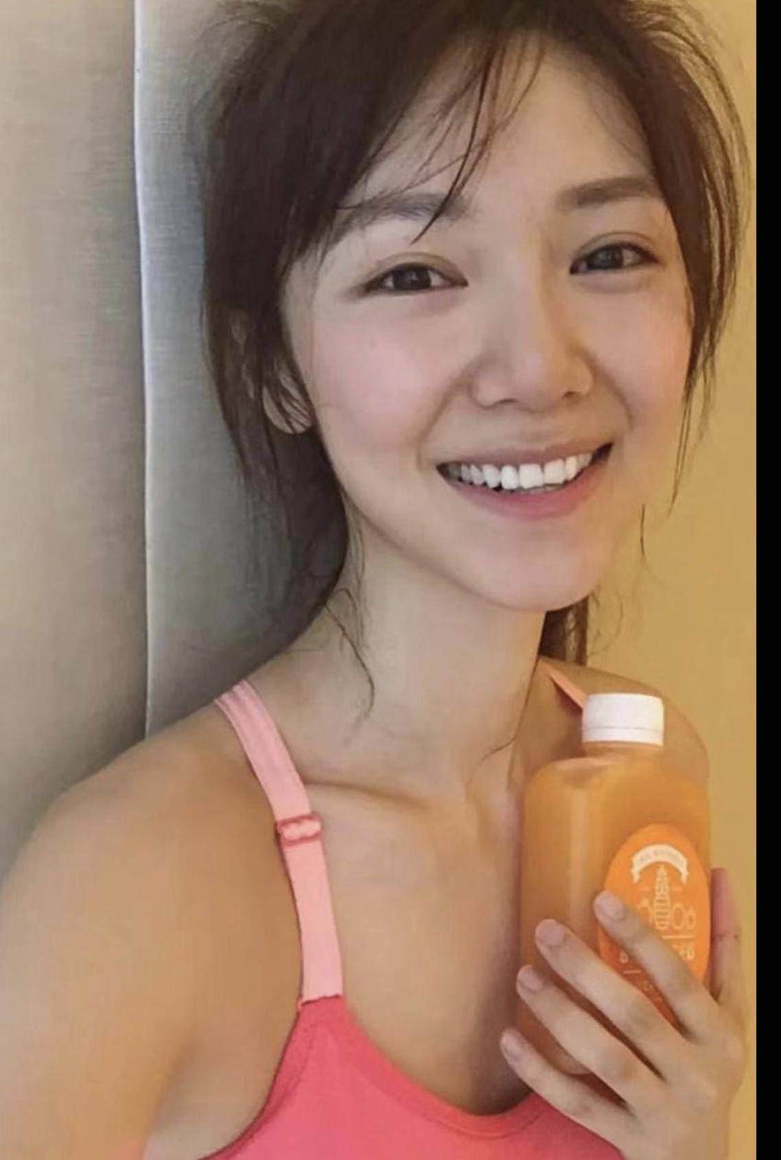 保持完美身形全靠“断食排毒法”33岁性感女神晒泳装照派福利