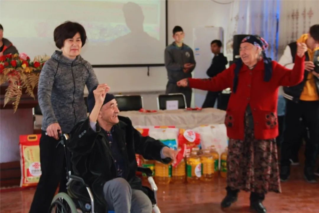 *疆新**欢喜老年公寓创始人热孜亚：她用爱为老人心中照进一束光