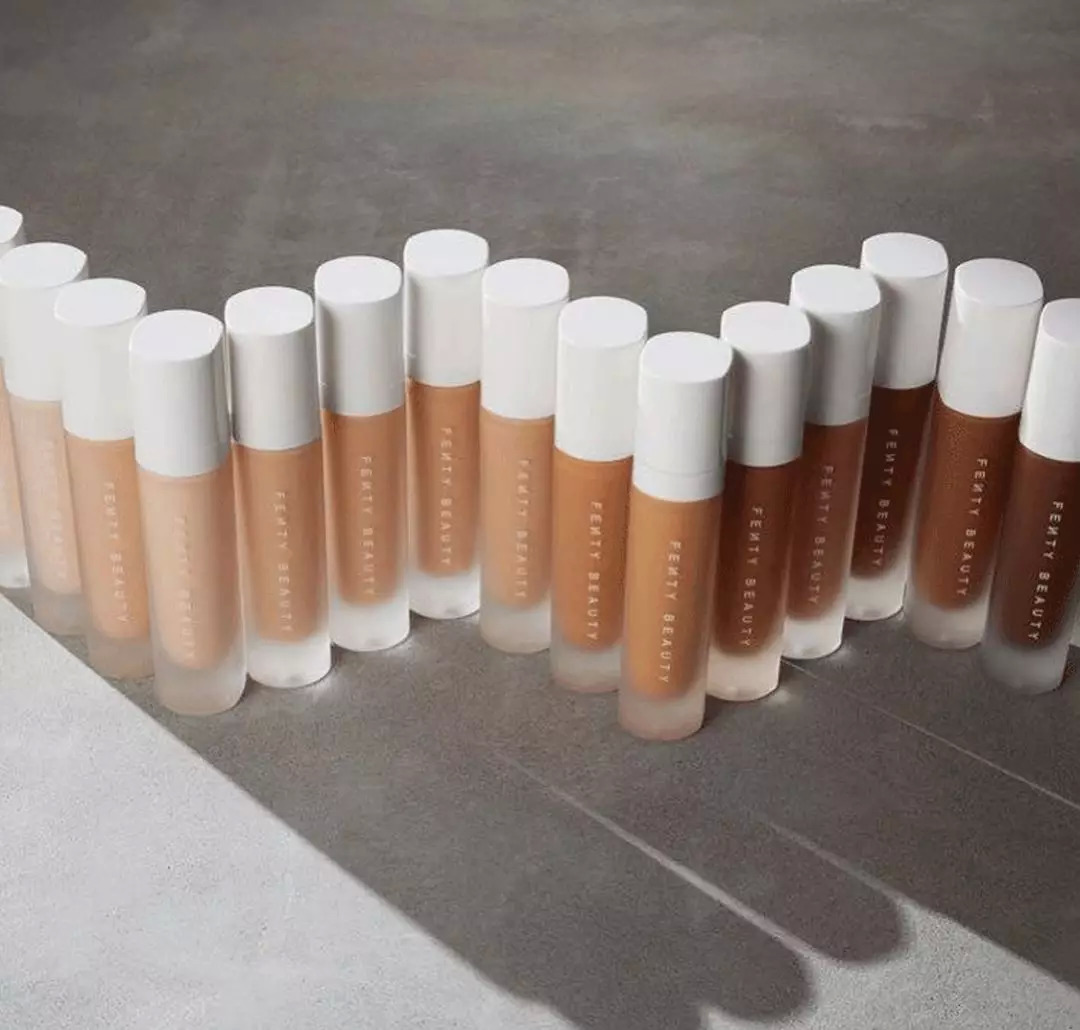 rihanna只靠副业微商赚6个亿,rihanna副业赚多少钱