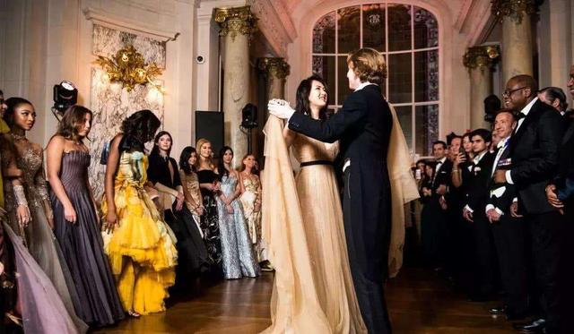 任正非女儿巴黎名媛舞会视频,任正非的小女儿参加名媛舞会