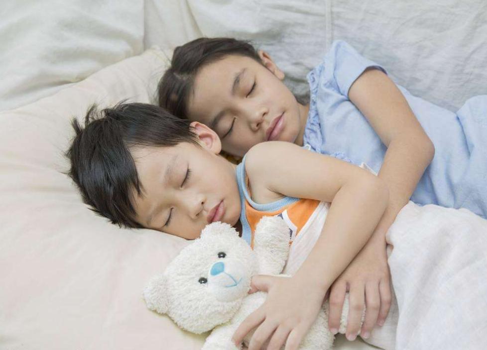 女儿看到脏东西吓坏父母,女儿说看到脏东西