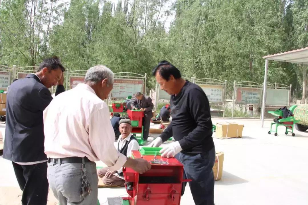 且末县英吾斯塘乡贫困户喜领饲草粉碎机
