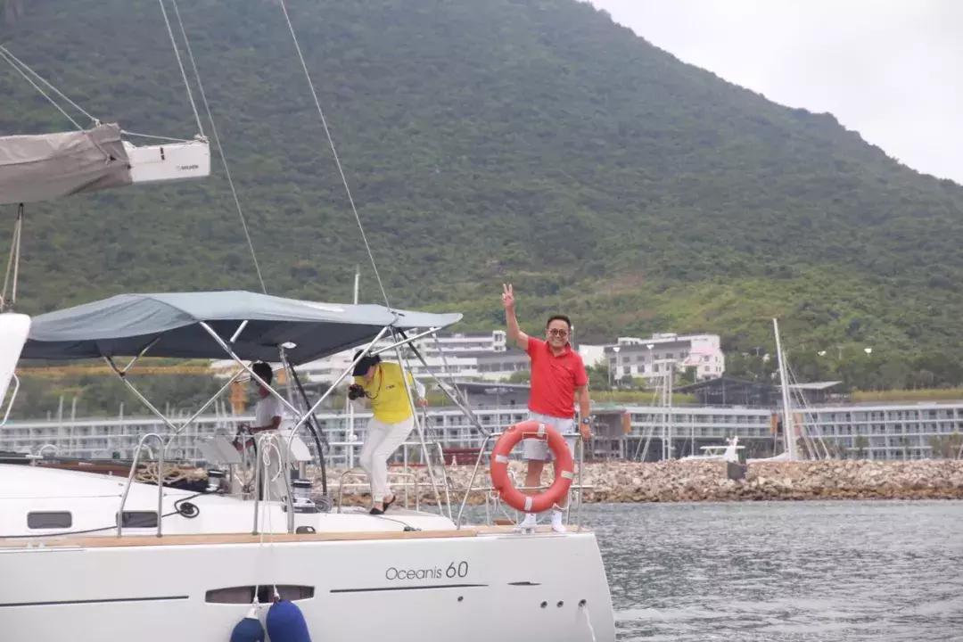 巨邦快乐集结号丨看见了，其中一艘游艇上，是我们的船长大舅哥