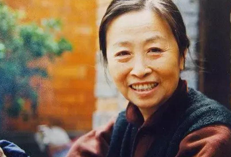 83岁丑娘张少华，生病独自一人去住院，干儿子杨志刚亲自接她出院