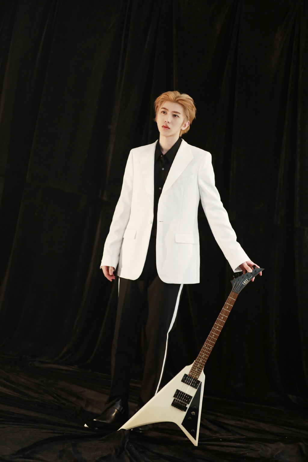 蔡徐坤青春有你二服装造型帅炸,青春有你蔡徐坤的穿搭多少钱