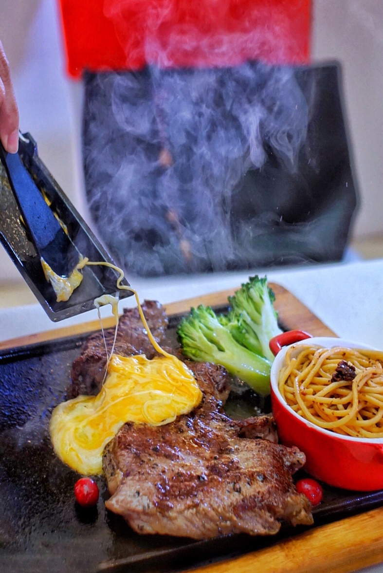 福牛年聚豪客来，厚切牛排加上瀑布芝士，美味翻倍