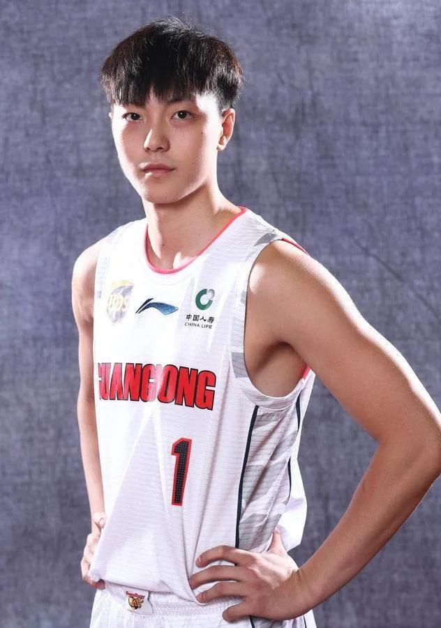 cba球员胡明轩打野球,cba胡明轩圈粉