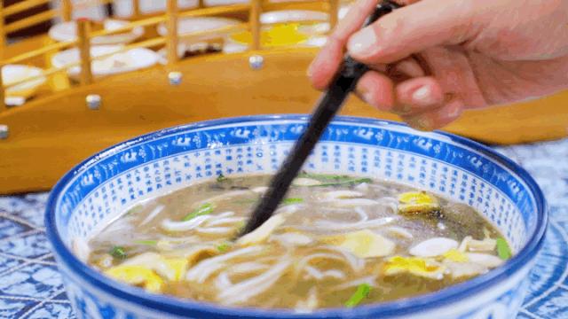 过桥米线汤底的简易做法,过桥米线汤底是什么做的