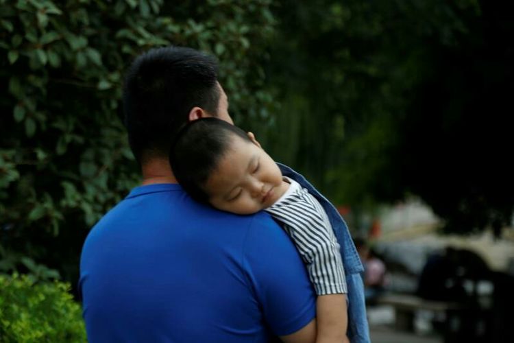 庆国庆出门扫街拍照，专门拍摄娃娃照片，展示洛阳休闲生活