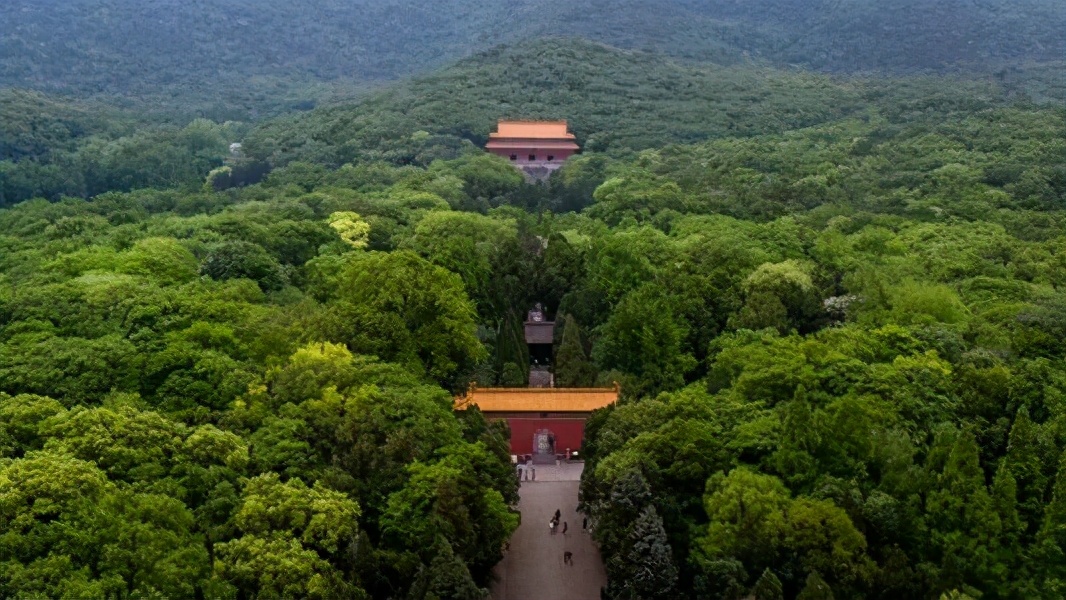 明十三陵是明朝十三个皇帝的陵墓,明朝共有十六帝