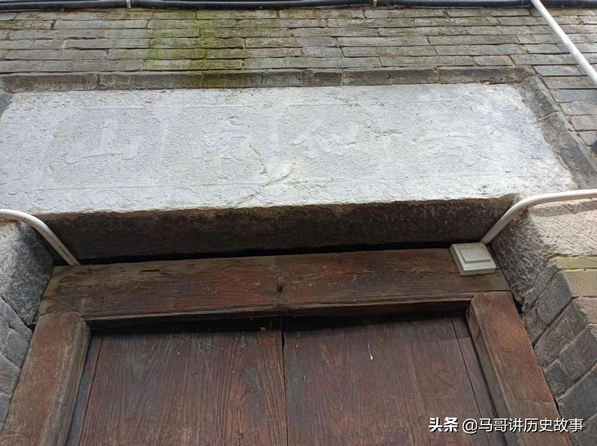 河南省鹤壁市鹤山区西杨邑村秦家大院门楣“道德广居”与传统文化