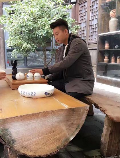 这个音乐系毕业的90后钢银业务员有点不一般！