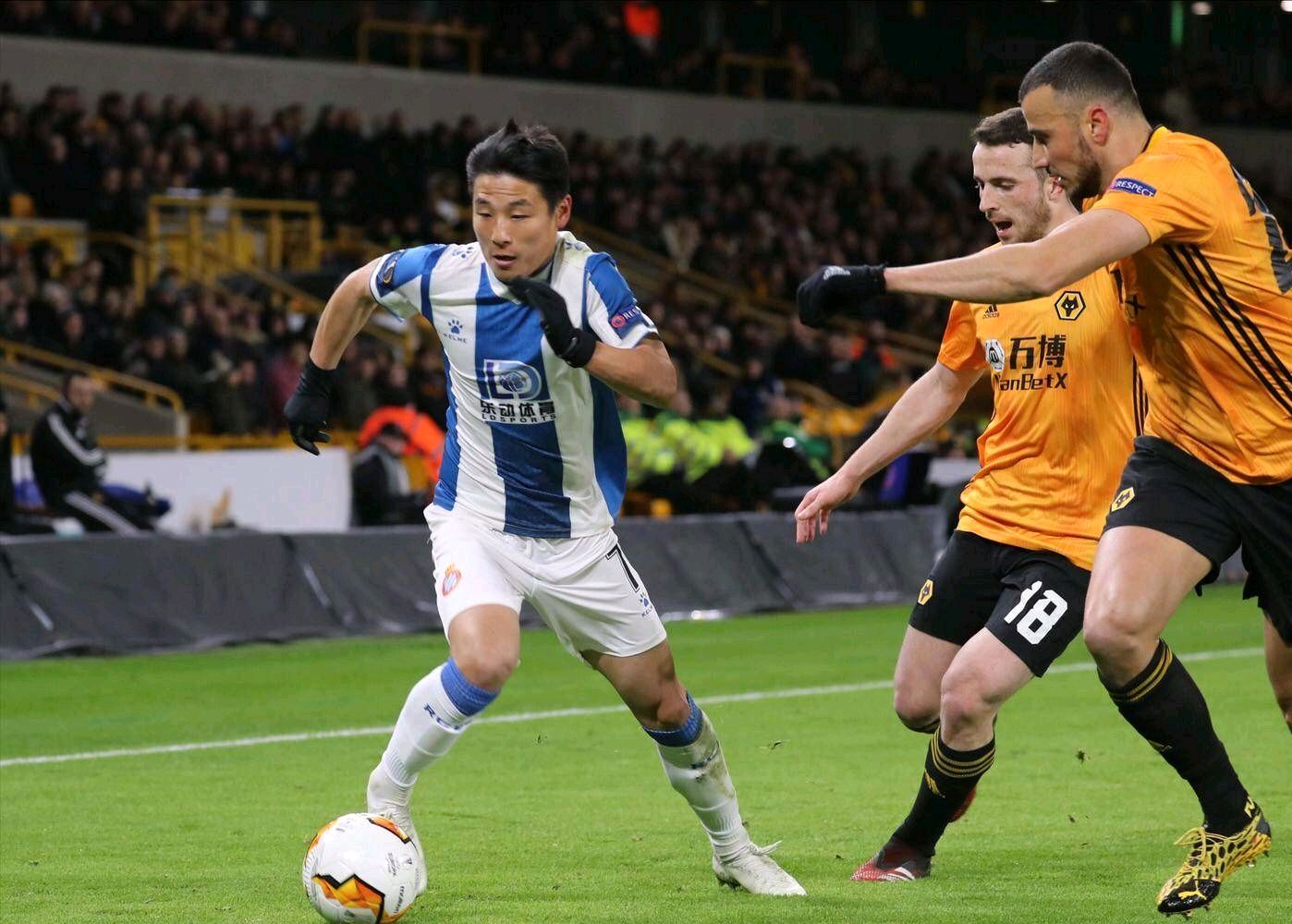 国足0-3溃败于澳大利亚武磊集锦,武磊连续三场首发难阻失利