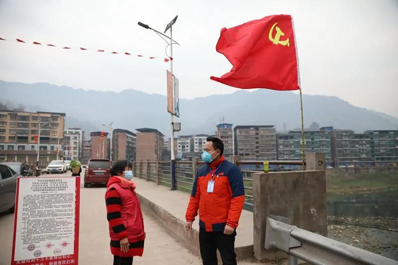 驻村工作队抗疫战贫两不误,走进一线战胜疫情