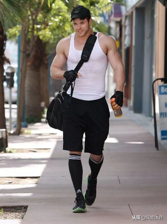 健身肌肉男穿衣搭配图片,肌肉男在健身穿衣搭配