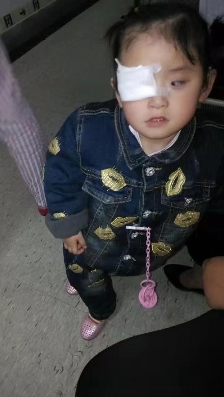 夫妻收养重病弃婴16年花费50万,夫妇收养弃婴近7年无法落户上学