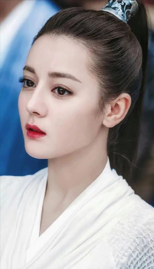 公认美貌迪丽热巴,怎么样才能拥有迪丽热巴样的颜值