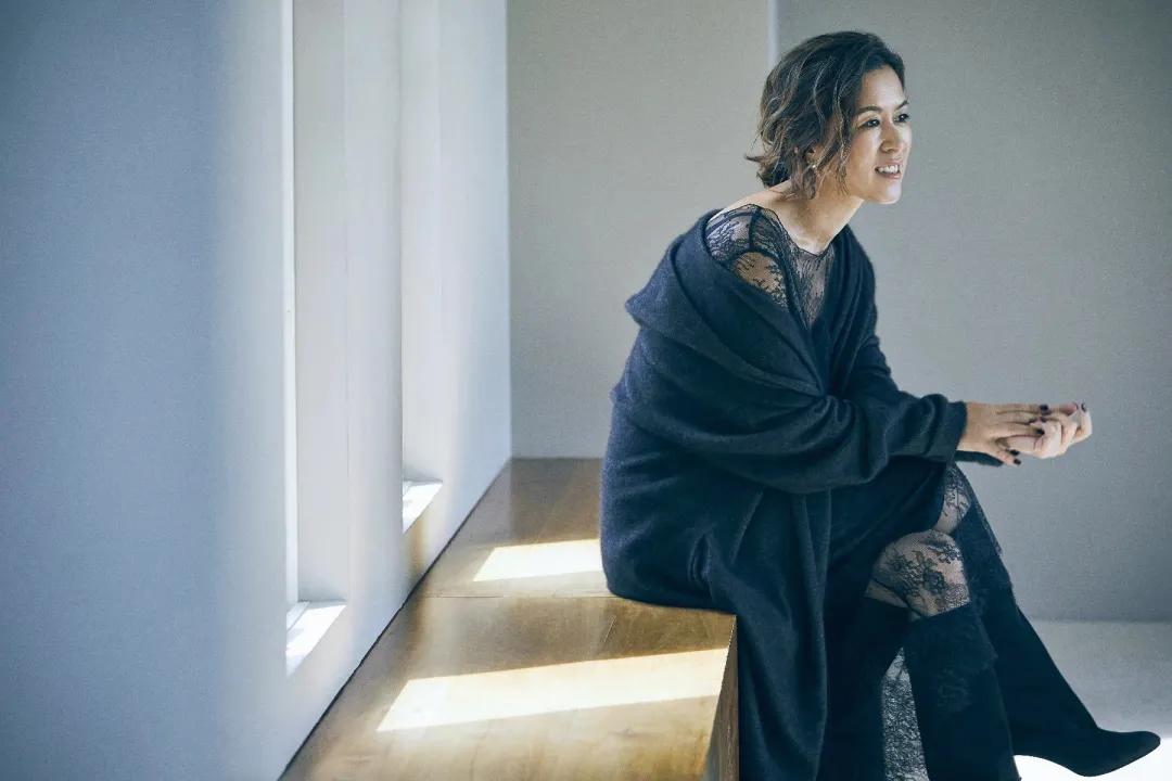 看这位45+日本博主的时尚穿搭，有一种由内而外散发的自信张扬