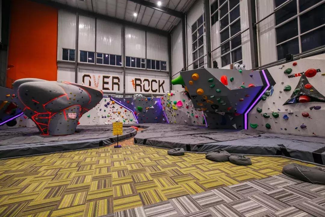 蹦床乐园闯关攀岩,蹦床馆嗨玩