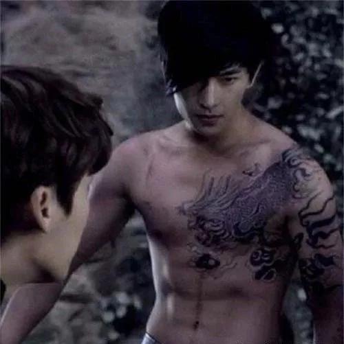 李现有没有腹肌,李现的真腹肌