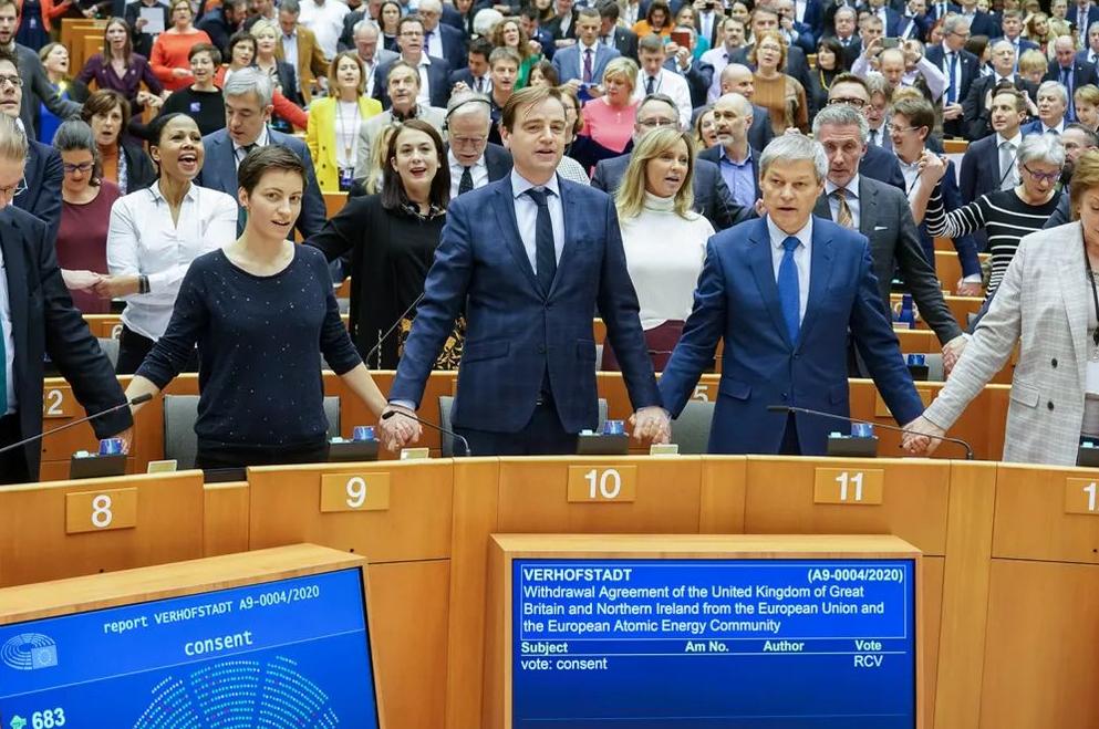 不掩饰了！欧盟明目张胆在采购方案中排除中企，匈牙利极力反对