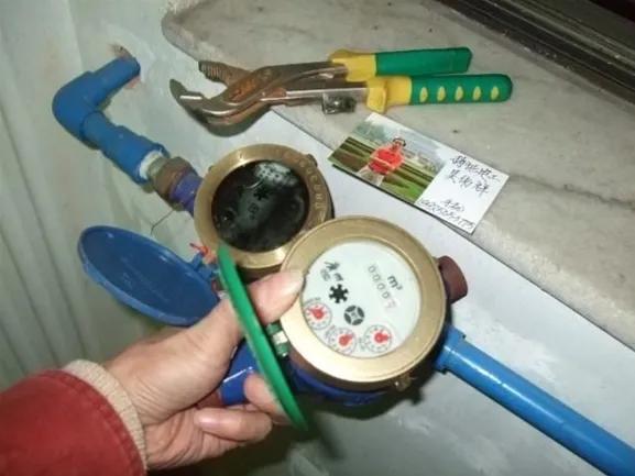 水表玻璃坏了用什么胶粘,水表玻璃坏了预示什么