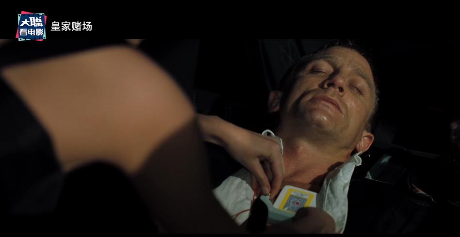 007大战皇家赌场007被上刑打哪里,007皇家赌场邦德受刑镜头分析