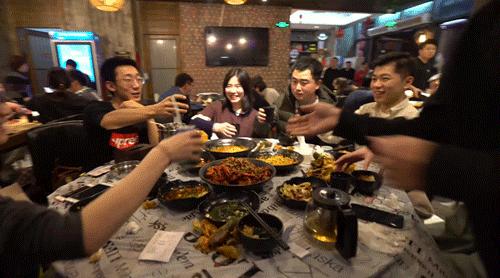 两兄弟揣3000元开店，6年逆袭成当地爆火网红店，天天排长龙！