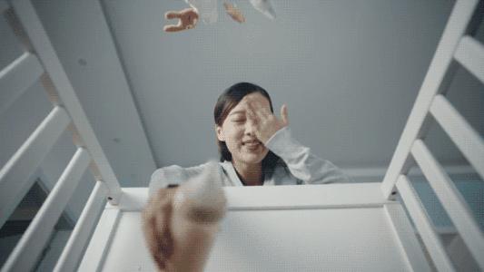 一岁婴儿睡婴儿床会影响发育吗,一岁宝宝可以独自睡婴儿床吗