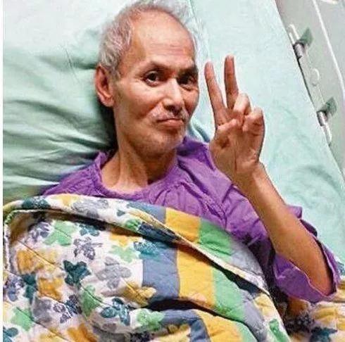 洪金宝老态照片,洪金宝现身街头满头白发